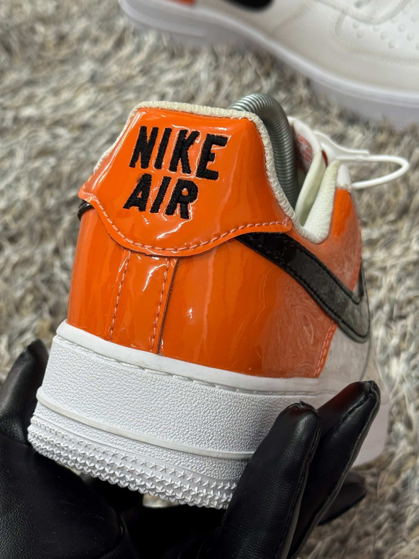 Tenis Air Force 1 Low '07 Essential Blanco/Brilliant Anaranjado