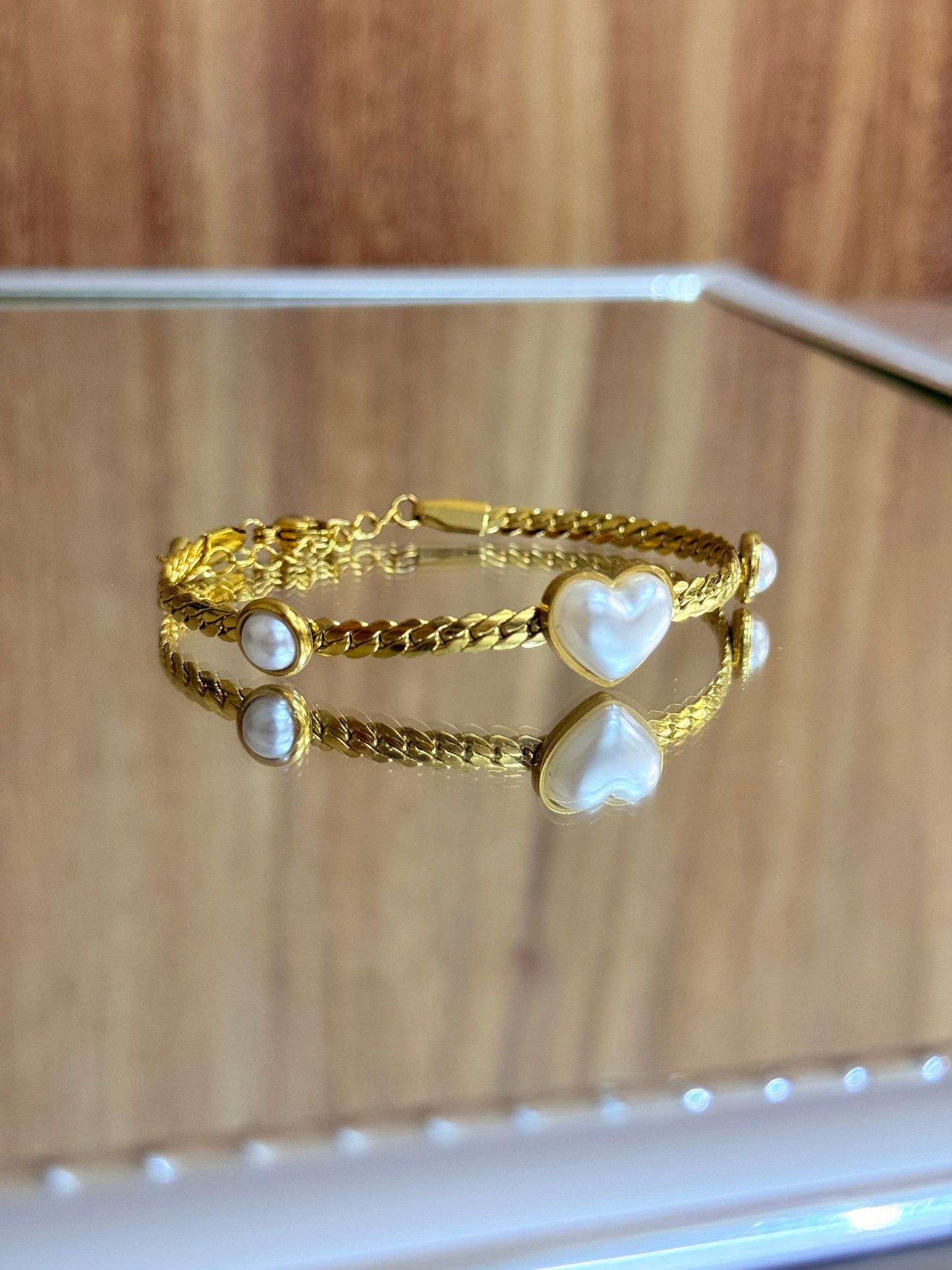 Brazalete de acero inoxidable con corazón de perla