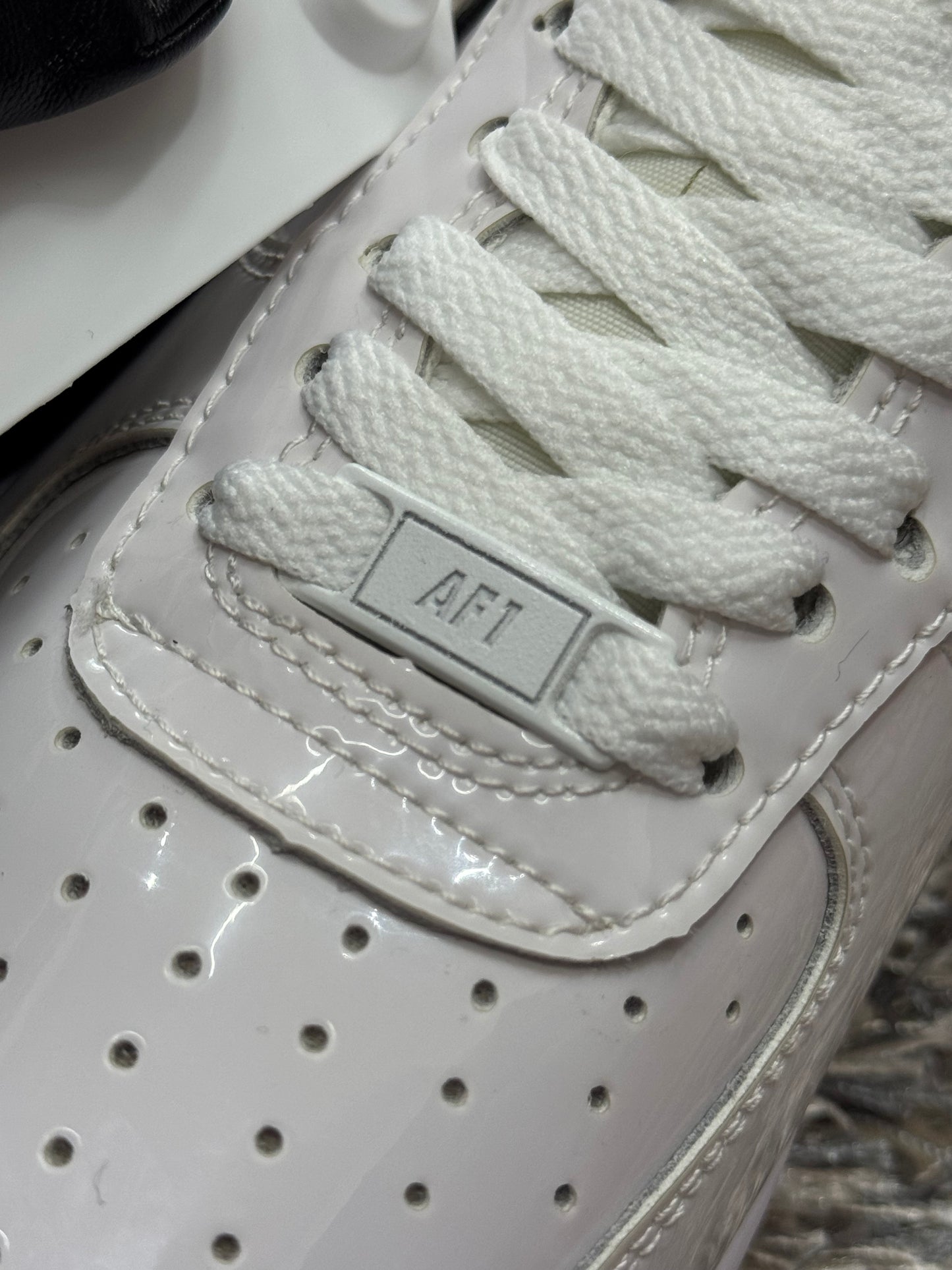 Tenis Air Force 1 Low '07 Essential Blanco/Brilliant Anaranjado