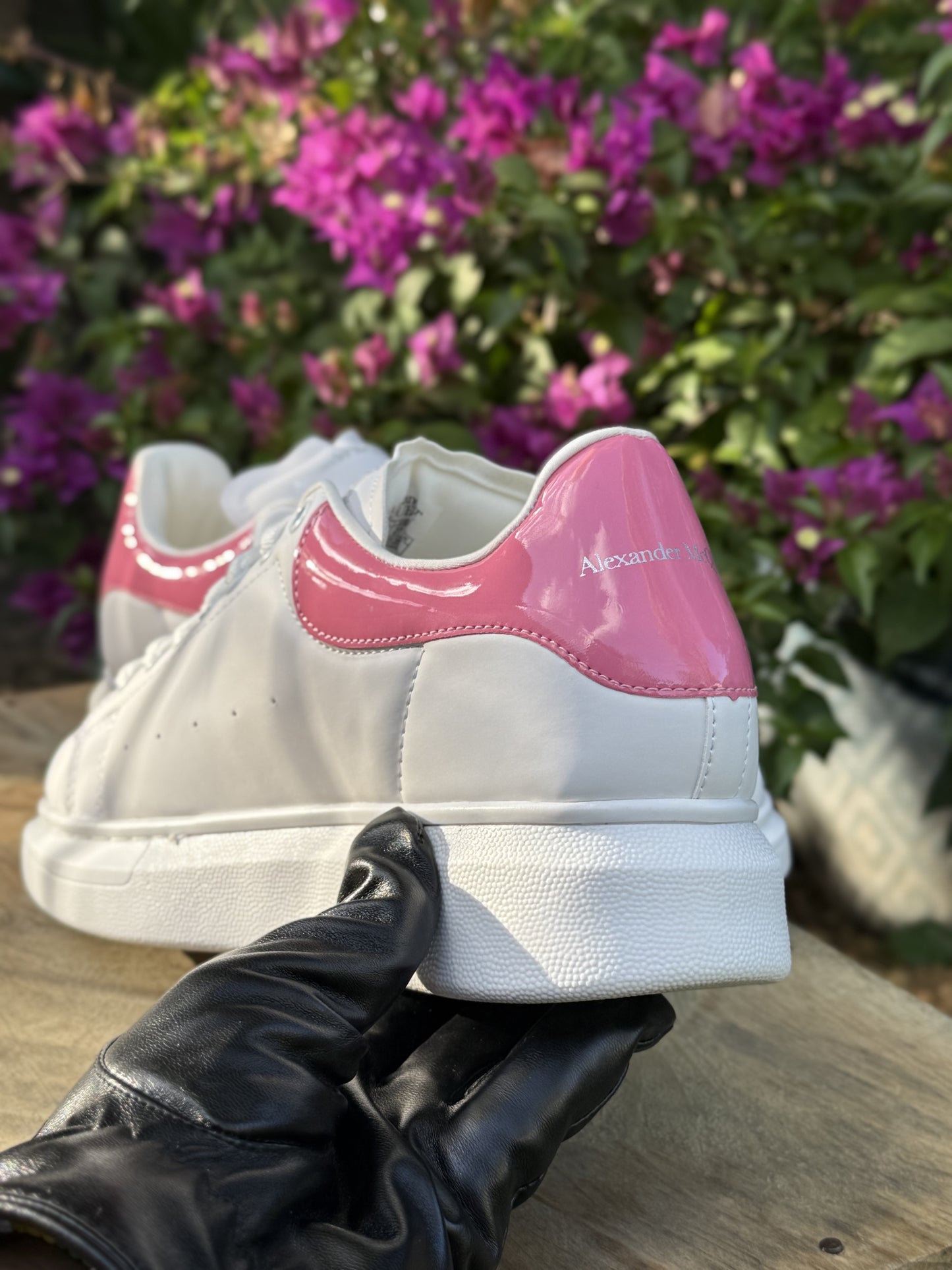 Tenis color balnco con rosado