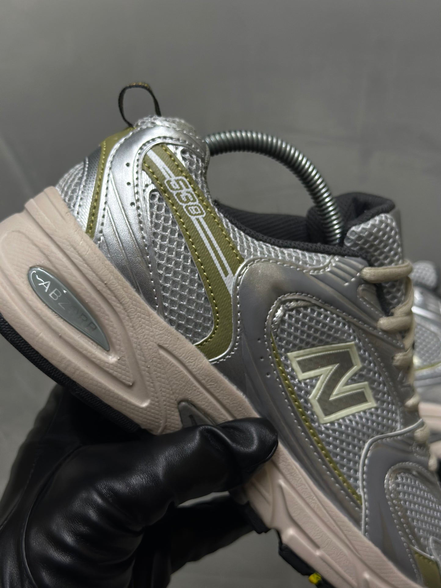 Tenis deportivo plateado con beige