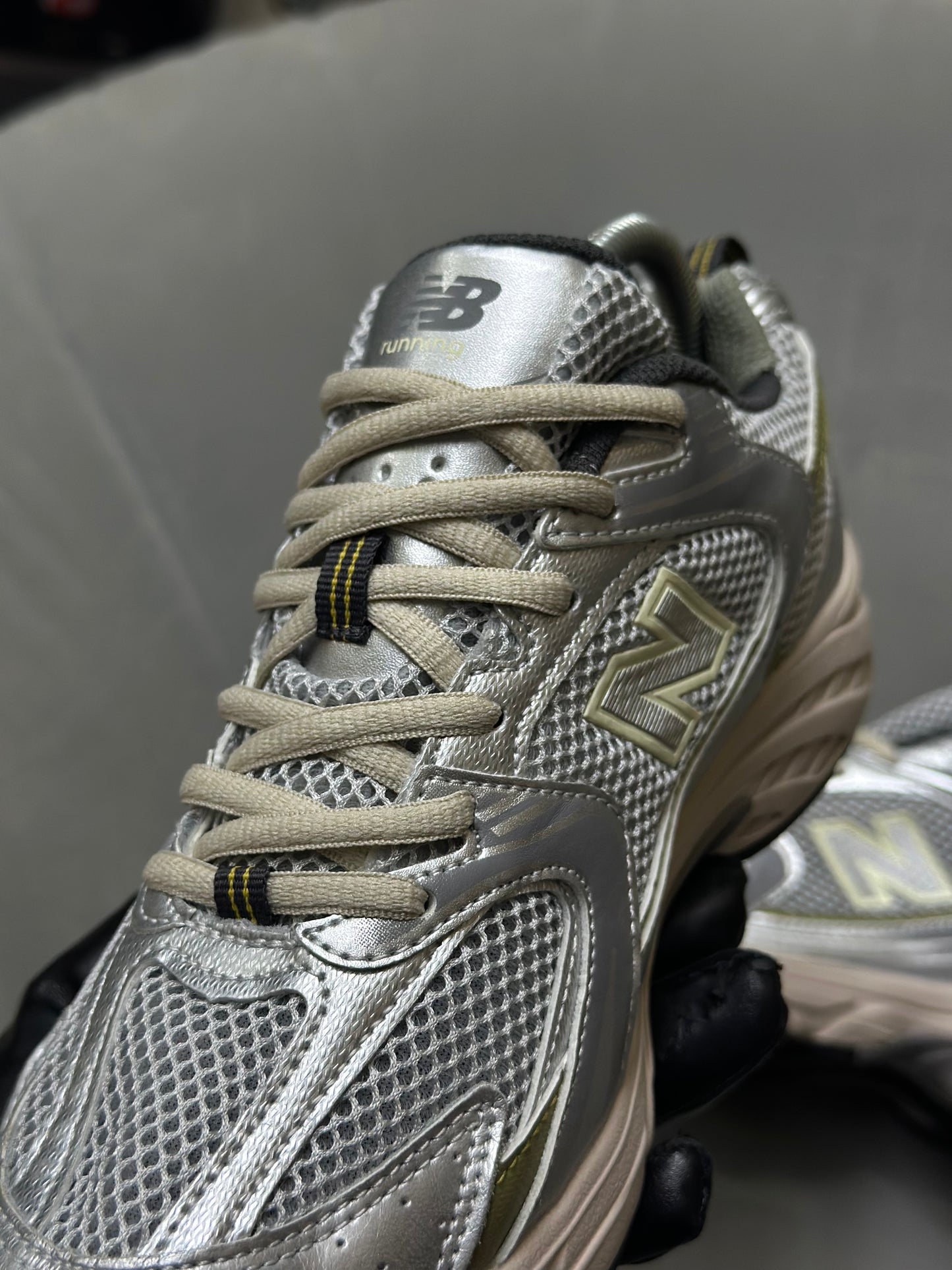 Tenis deportivo plateado con beige