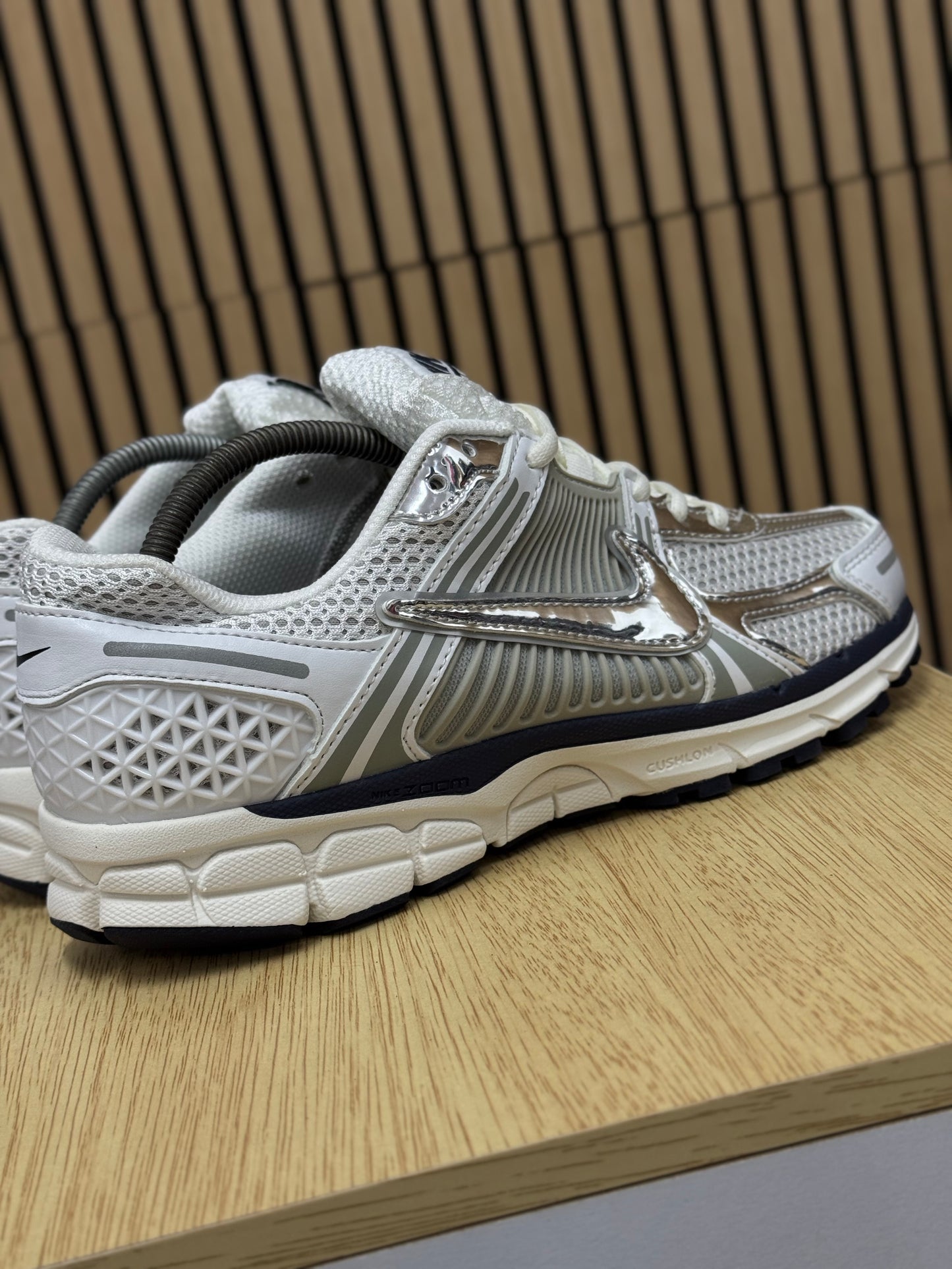 Tenis Nike Zoom Vomero en cromo