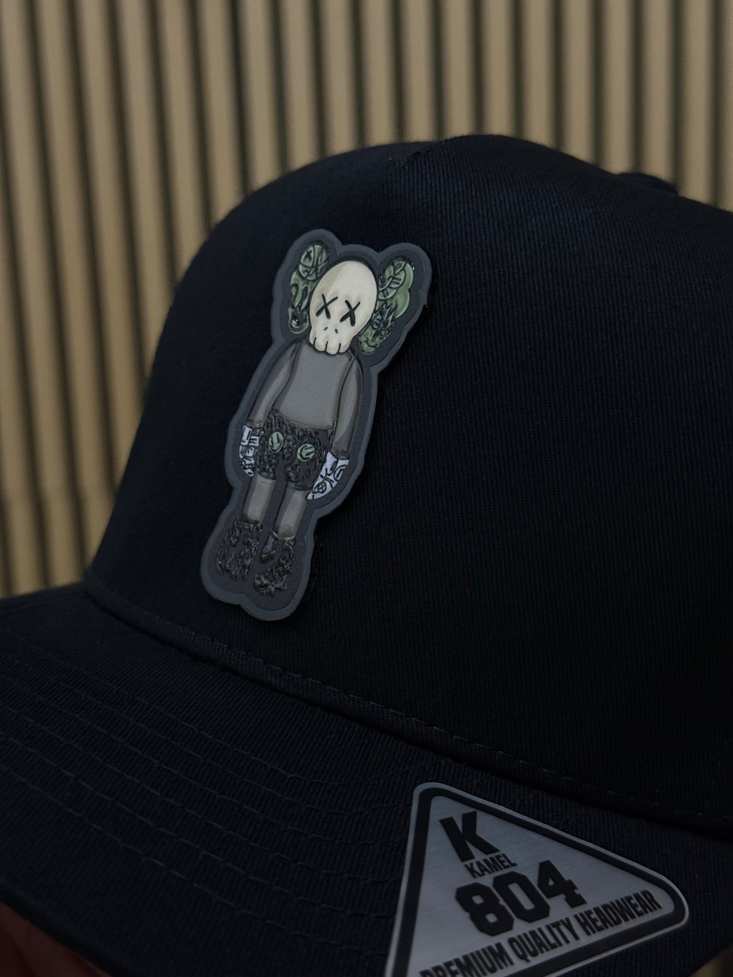 Gorra Kaws (Kamel)