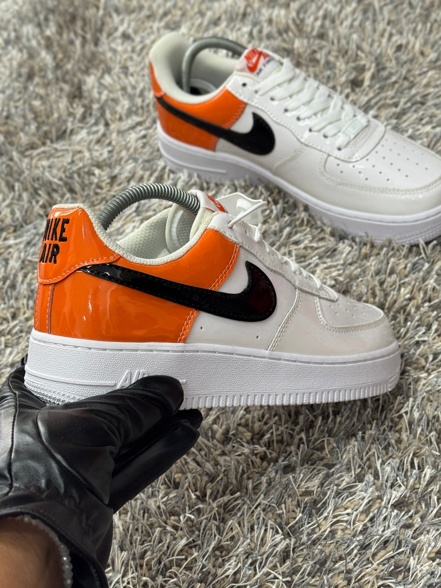 Tenis Air Force 1 Low '07 Essential Blanco/Brilliant Anaranjado