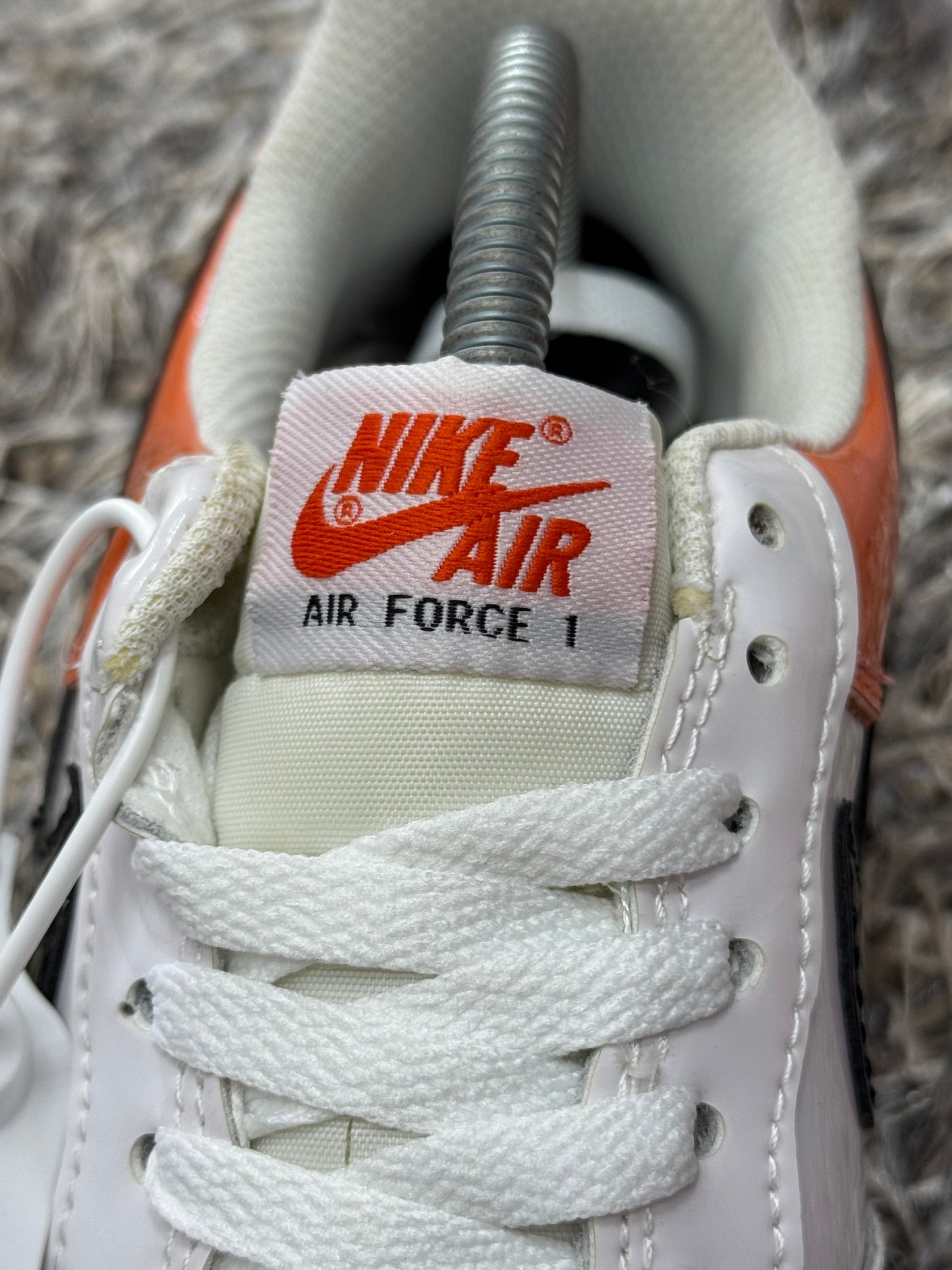 Tenis Air Force 1 Low '07 Essential Blanco/Brilliant Anaranjado
