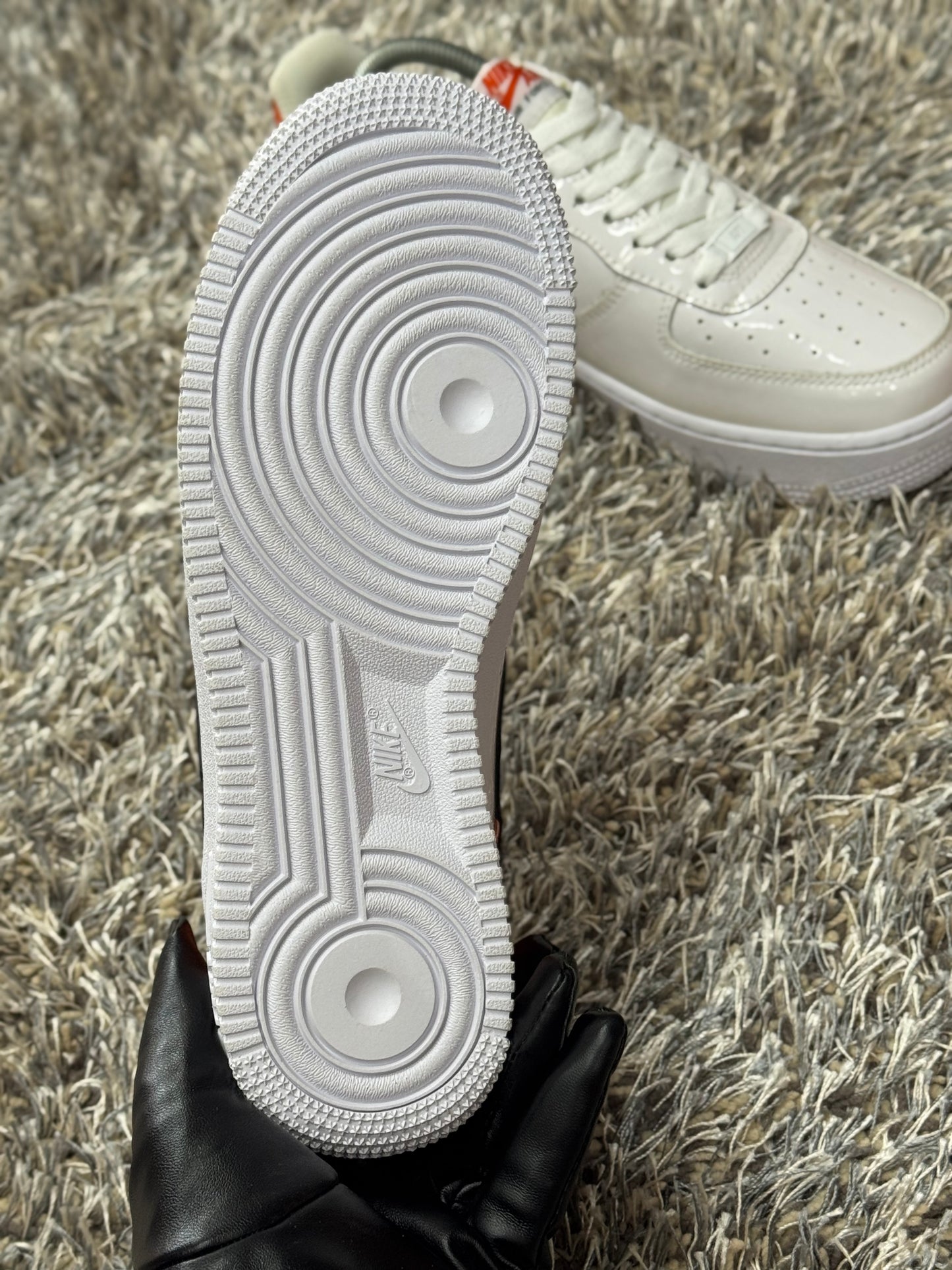 Tenis Air Force 1 Low '07 Essential Blanco/Brilliant Anaranjado