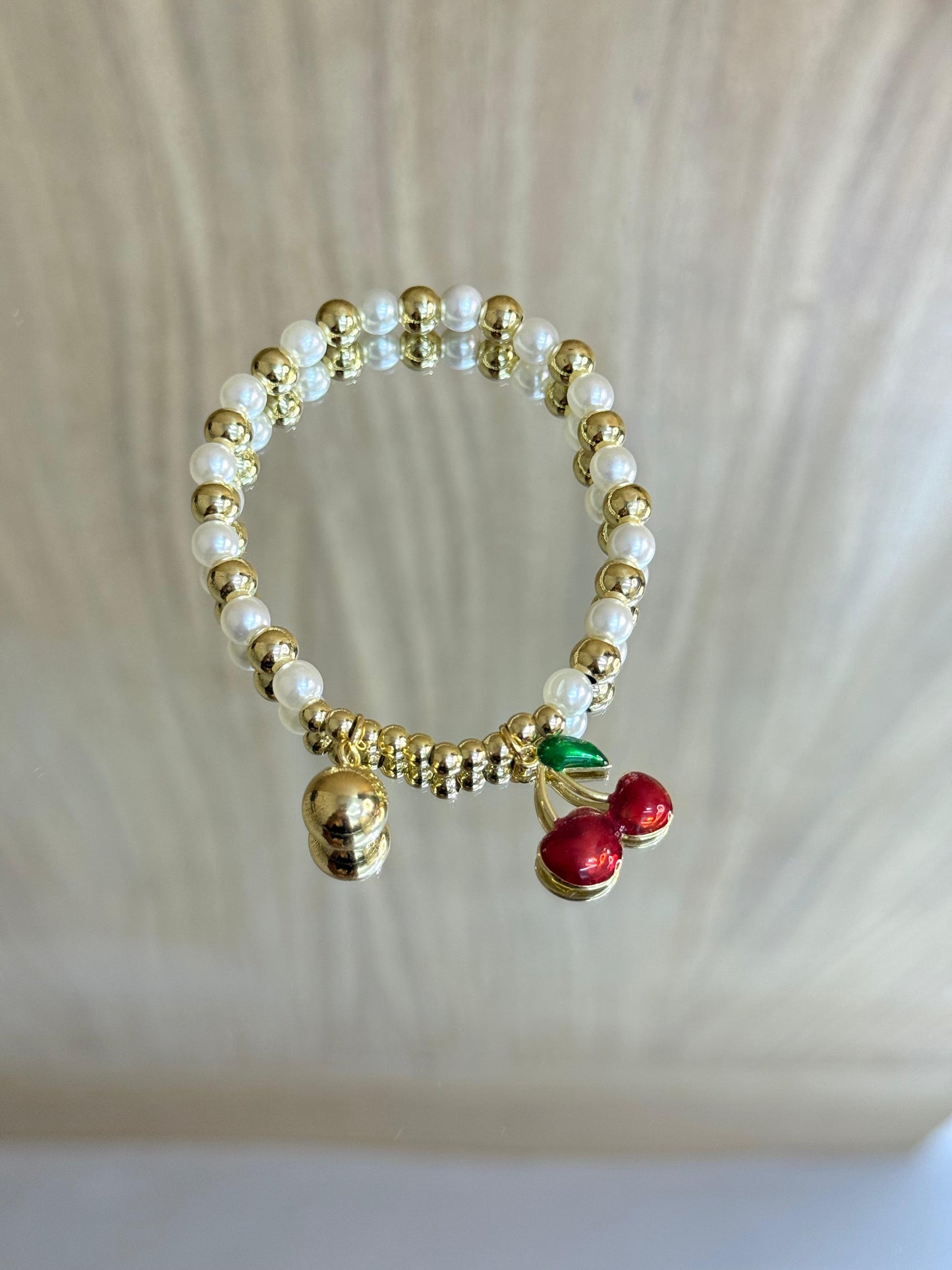 Pulsera de Cuentas Doradas de Acero Inoxidable con Dije Cerezas Frutos Rojos