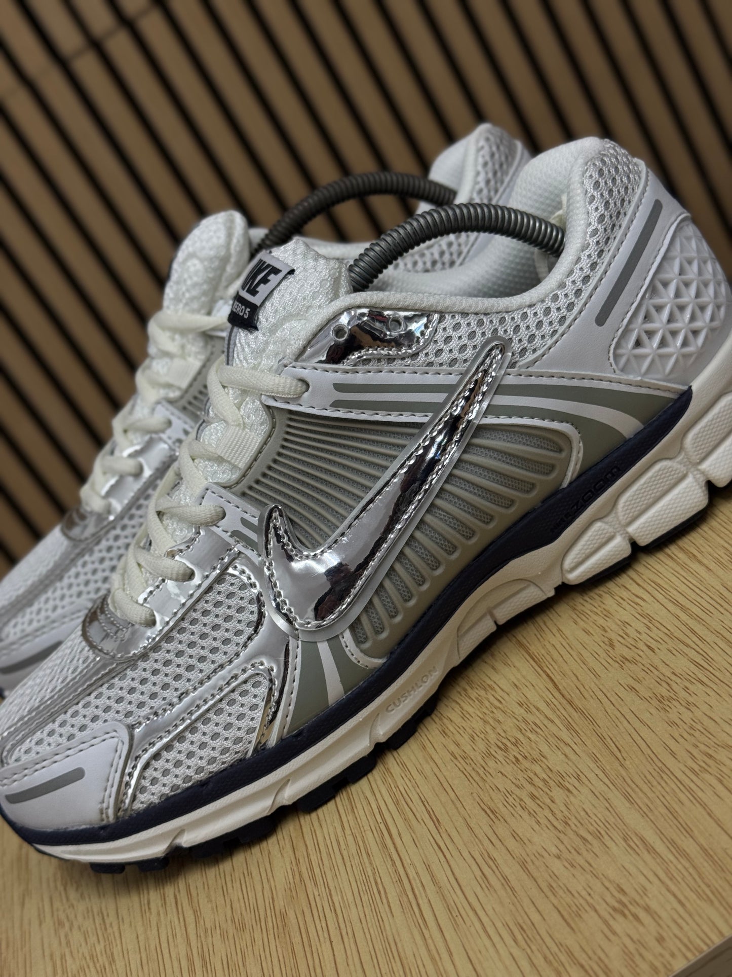 Tenis Nike Zoom Vomero en cromo