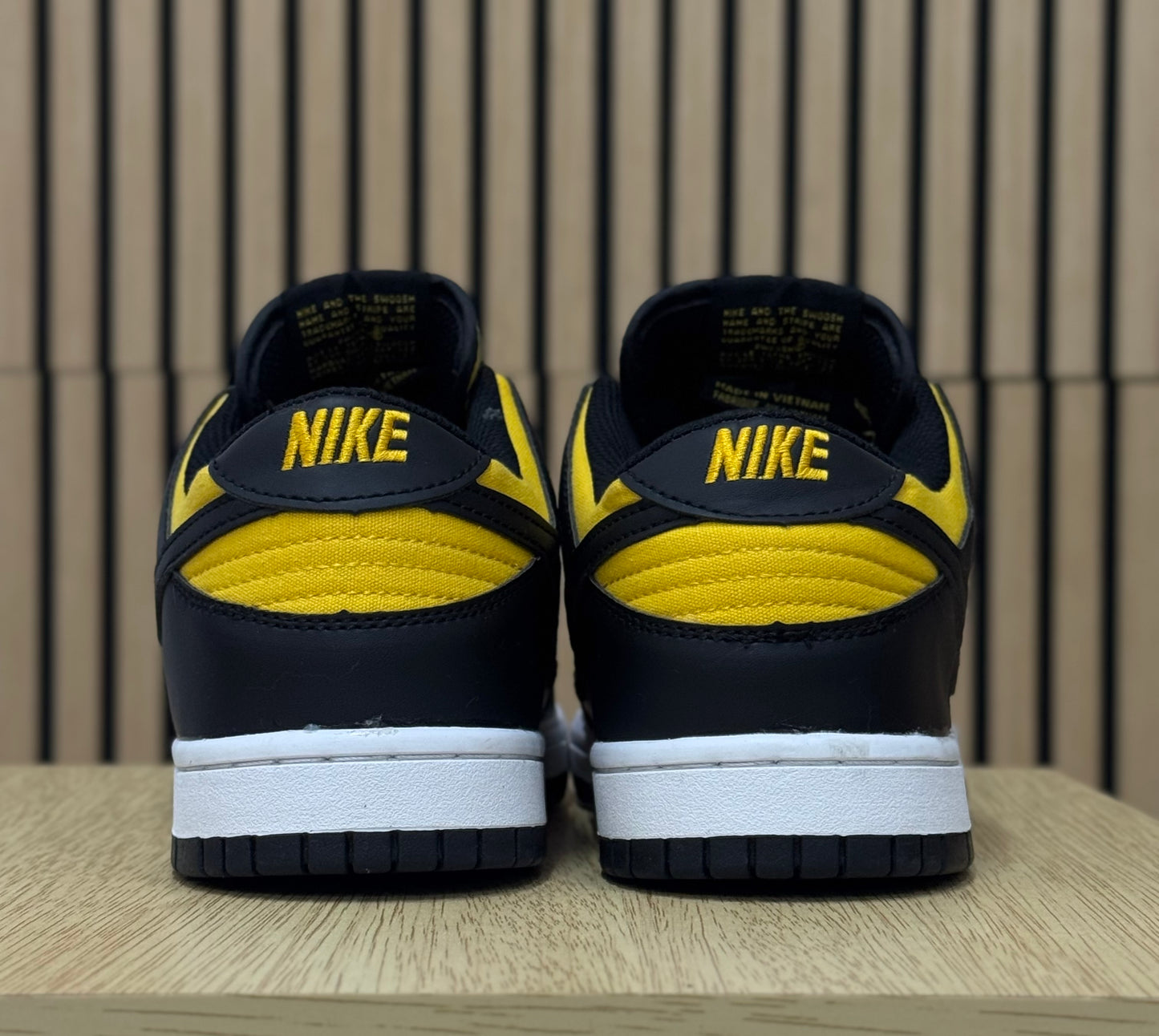 Tenis Dunk Low Black/University Gold