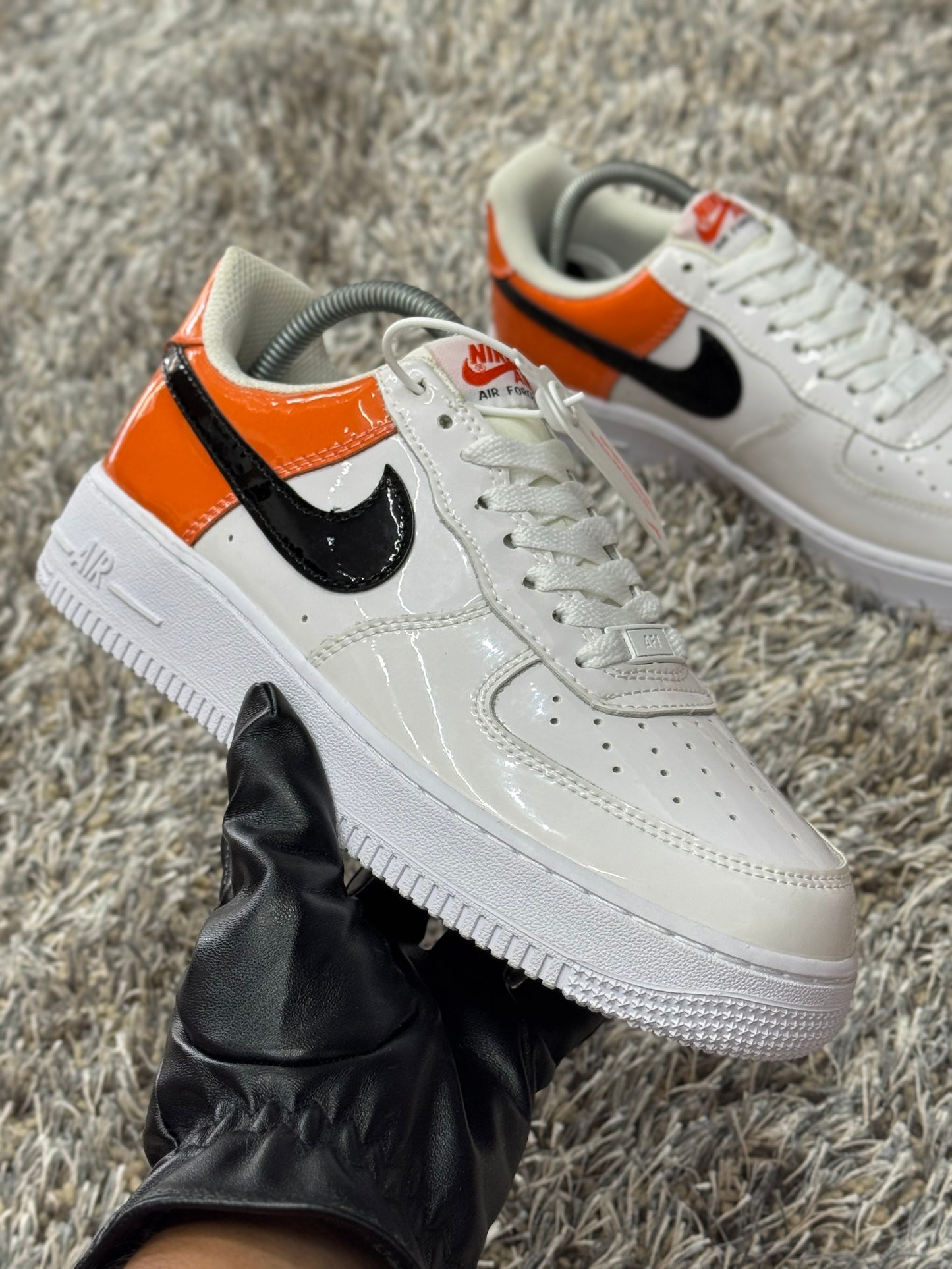 Tenis Air Force 1 Low '07 Essential Blanco/Brilliant Anaranjado