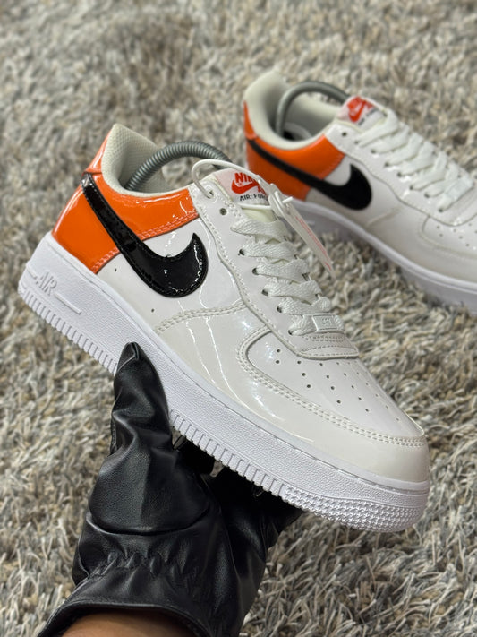 Tenis Air Force 1 Low '07 Essential Blanco/Brilliant Anaranjado