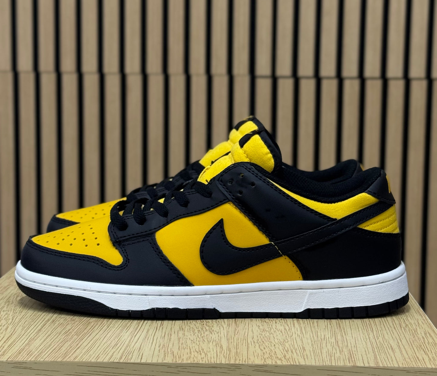 Tenis Dunk Low Black/University Gold