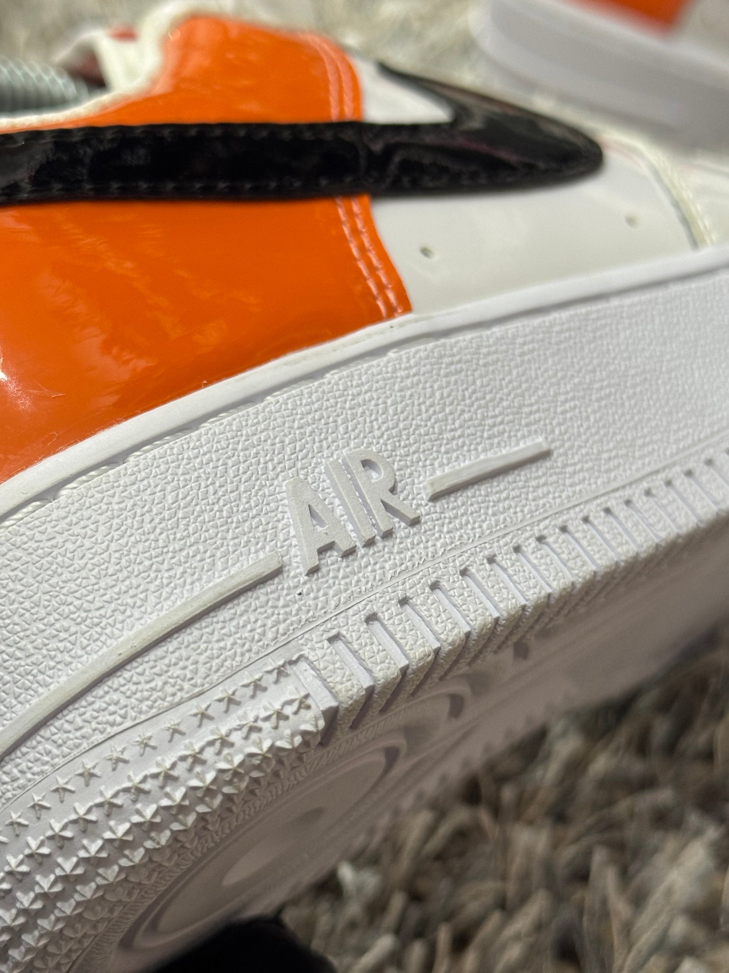 Tenis Air Force 1 Low '07 Essential Blanco/Brilliant Anaranjado