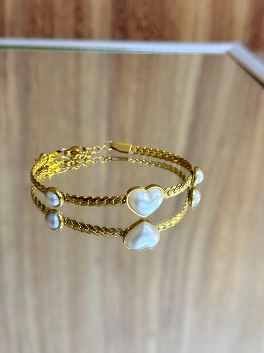 Brazalete de acero inoxidable con corazón de perla