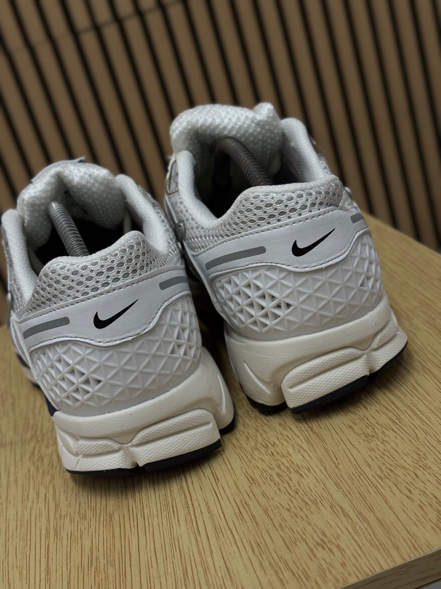 Tenis Nike Zoom Vomero en cromo