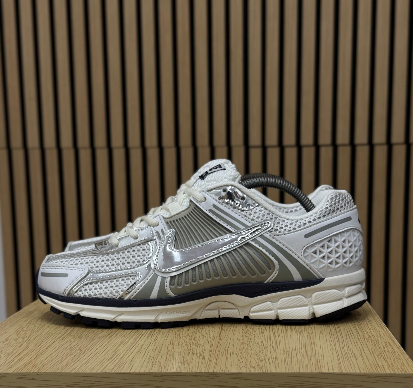 Tenis Nike Zoom Vomero en cromo
