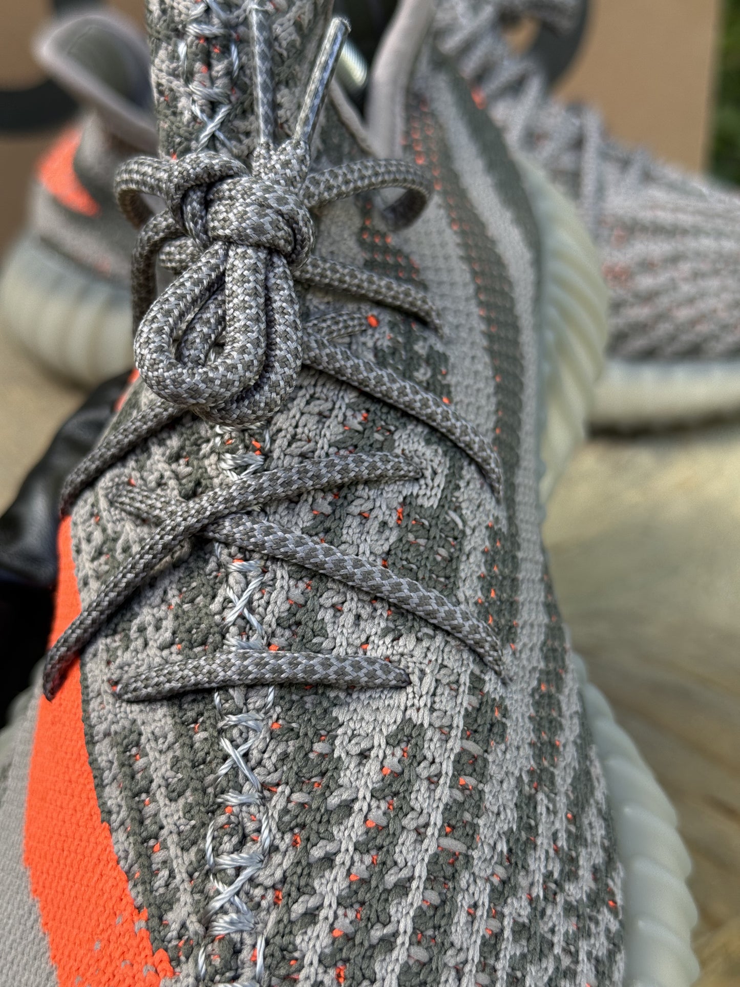 Tenis deportivo 350 color gris con anaranjado