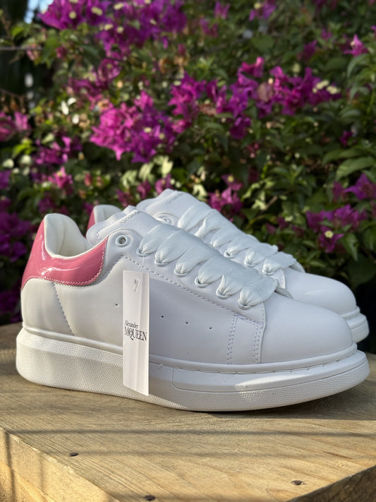 Tenis color balnco con rosado