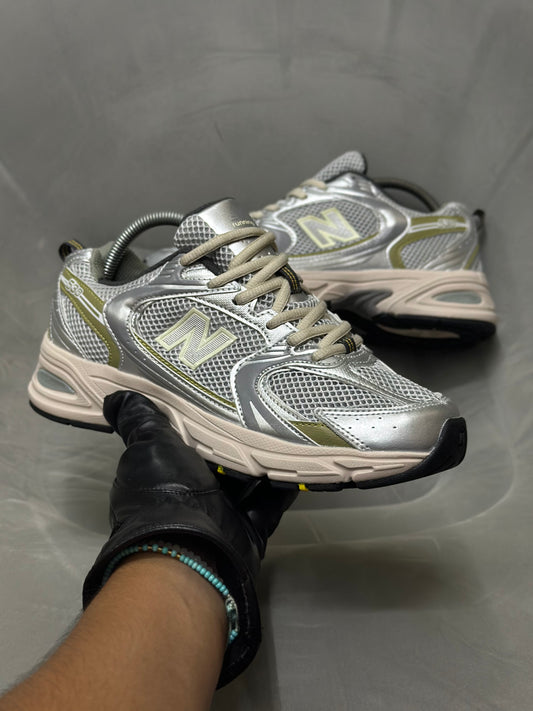 Tenis deportivo plateado con beige